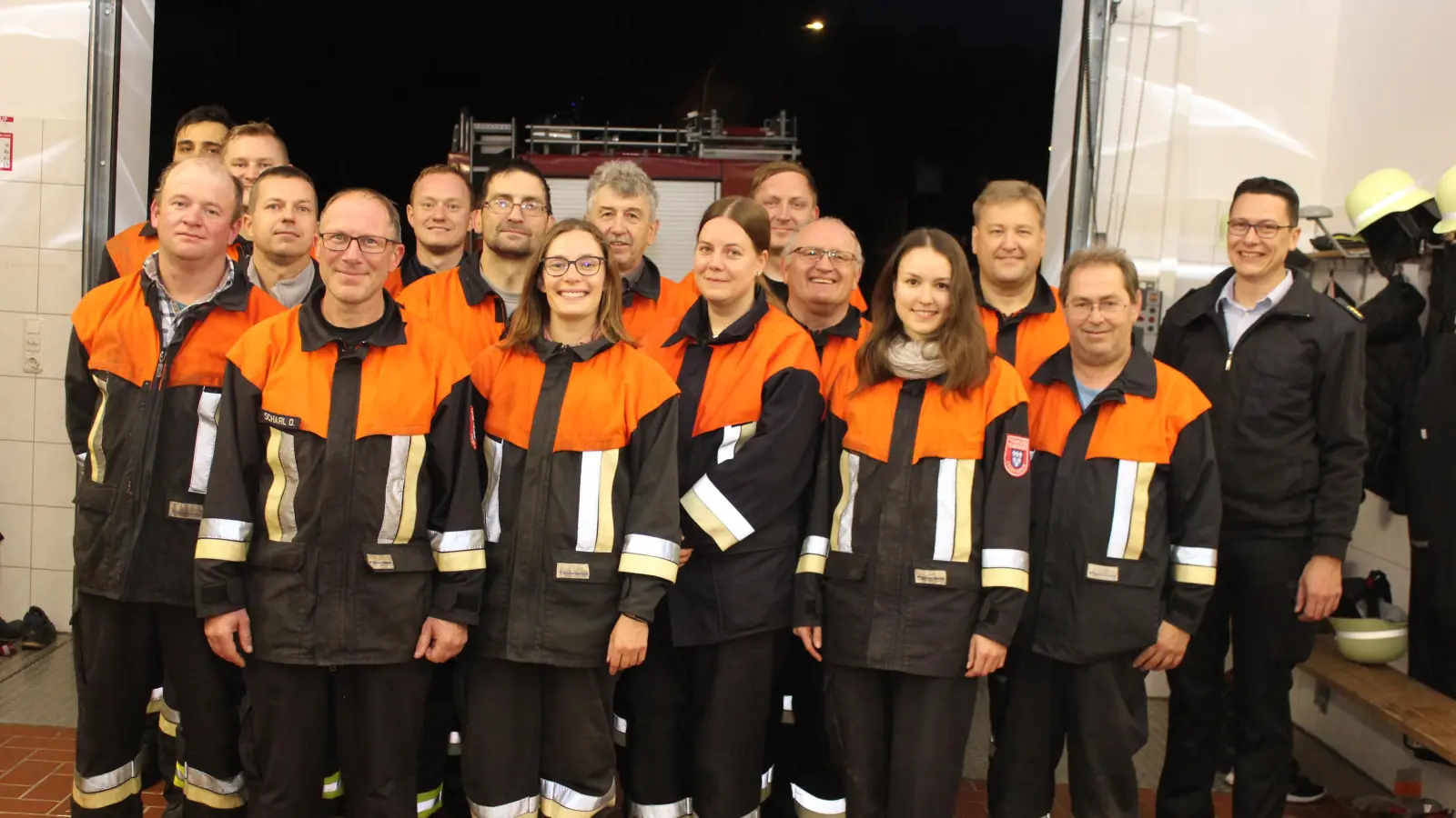 14 Feuerwehr-Leute absolvierten das Leistungsabzeichen erfolgreich. Kreisbrandinspektor Armin Daubenmerkl (ganz rechts) und Bürgermeister Stefan Braun (hintere Reihe zweiter von rechts) gratulierten dem erfolgreichem Team.<br> (Bild: Herbert Braun)