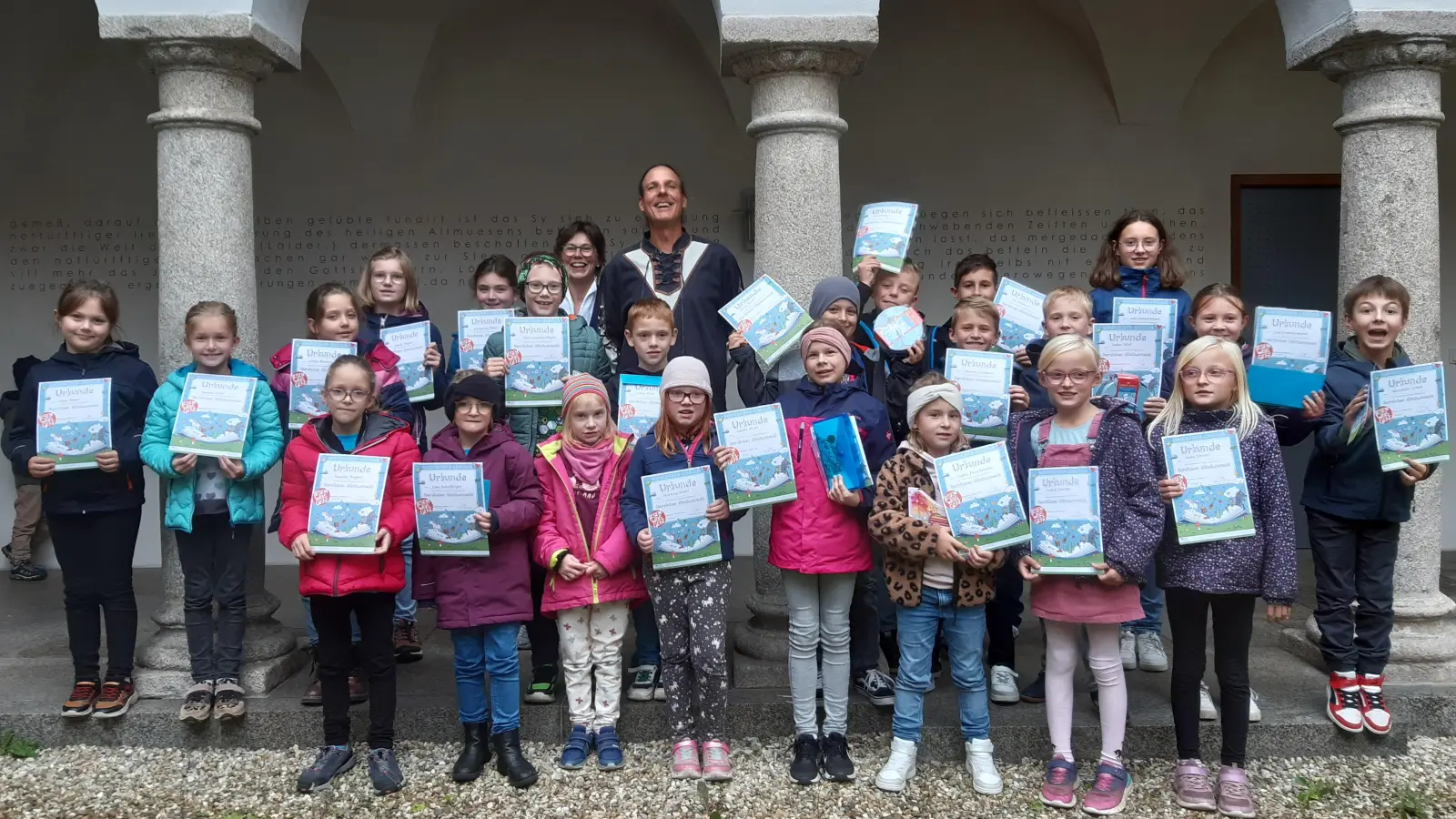 Die Preisträger des Sommerferien-Leseclubs freuen sich Urkunden und Gewinne.<br>Im Hintergrund Märchenerzähler Oliver Machander und Büchereileiterin Irmi Sittl.<br> (Bild: Susanne Most)