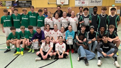 Nach drei Stunden Hallenfußball standen die Sieger der Amberger Schulen fest: Das Gregor-Mendel-Gymnasium (grün) mit Lehrer Michael Muck (hinten 2.v.l.), die Schönwerth-Realschule (weiß) mit Lehrer Stefan Meisel (hinten 3.v.l.) und für die Mittelschule, die Dreifaltigkeits-Mittelschule (schwarz) mit Lehrer Philipp Keilholz (hinten 5.v.l.); mit dabei der Hallen-”Chef” Matthias Harbauer (hinten 1.v.l.) und „Hausherr”. <br>und Schulleiter Christian Zenger (hinten 4.v.l.). (Bild: Thomas Gebele)