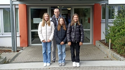 Die drei Klarinettistinnen (v.l.) Johanna Wurm (D2), Magdalena Wurm (D1) und Emma Werner (D1) mit ihrem Lehrer Markus Werner (Bild: Anita Wurm)