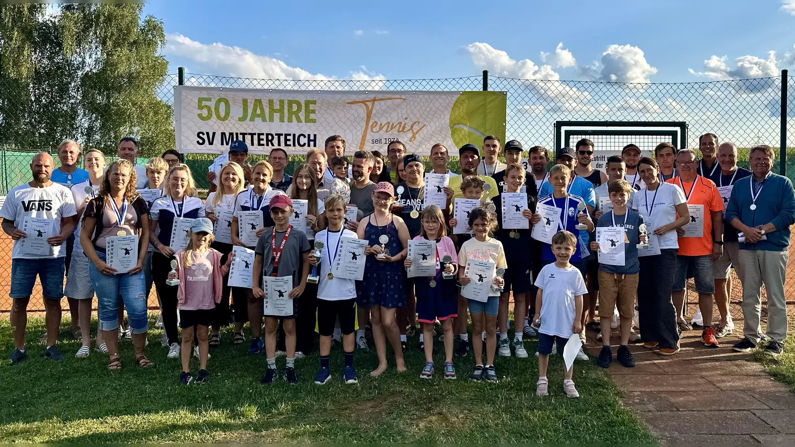 Das Bild zeigt die glücklichen Teilnehmerinnen und Teilnehmer der Mitterteicher Statdtmeisterschaften. Insgesamt waren 56 Tennisspieler und Tennisspieler vom 25. bis 28.7 im Einsatz.  (Bild: Heiko Faltenbacher)