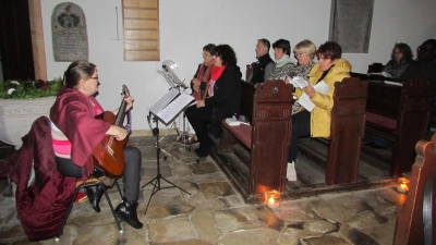 Vivian Bayer mit Gitarre, Renate Buchfelder und Rosi Uschold (vorne von links) umrahmten das Taizé-Gebet musikalische mit Gitarre und Blockflöten. Texte wurden von Mitgliedern des Fördervereins St. Moritz und der evangelischen Kirchengemeinde gelesen.  (Bild: Eva Seifried)