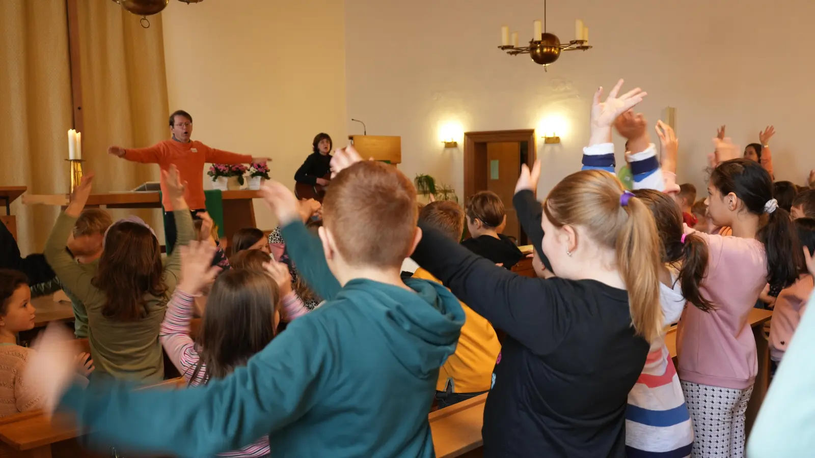 In der Friedenskirche waren die Kinder mit Feuereifer bei den Bewegungsliedern dabei (Bild: Liane Stier)