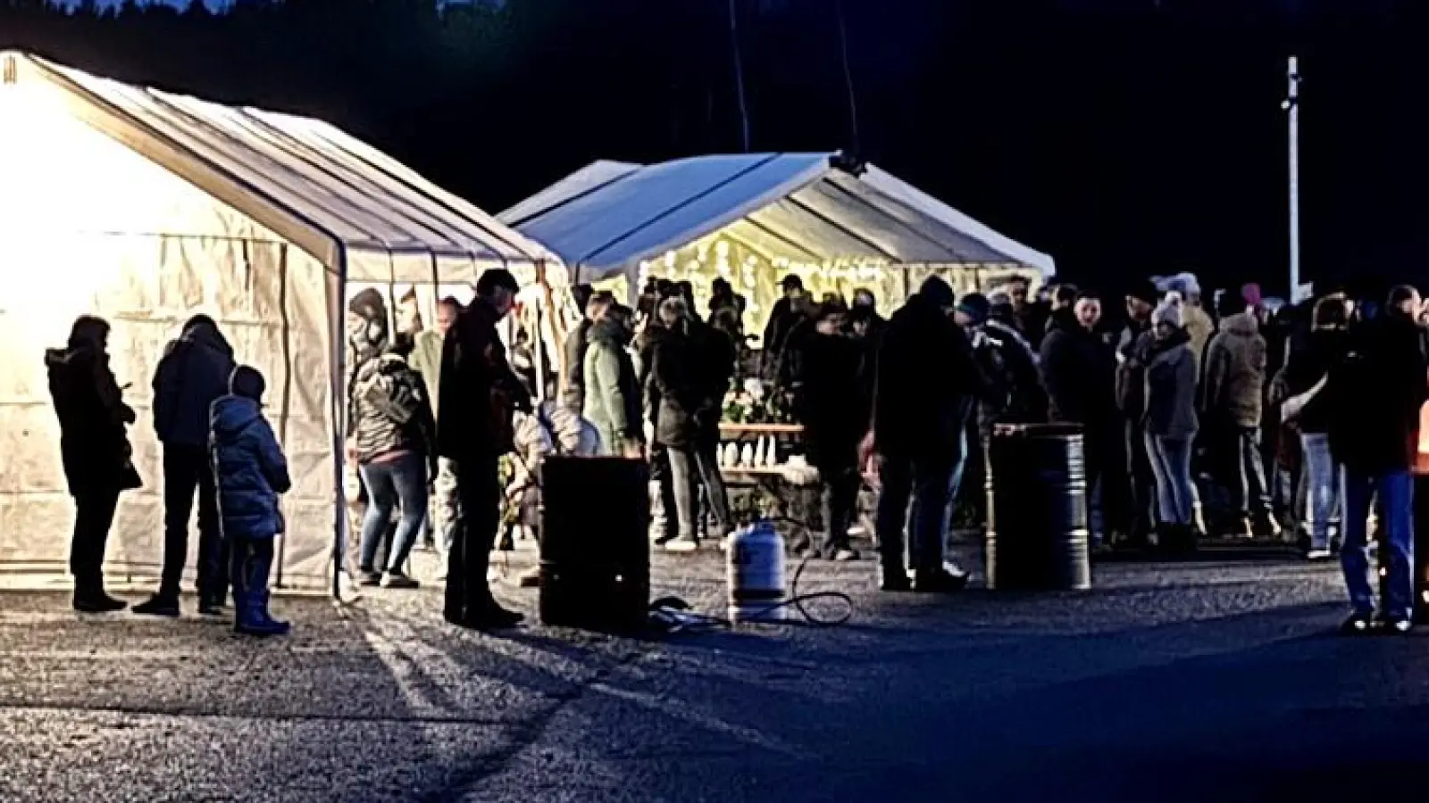 Beim Weihnachtsmarkt des VfB Weiden im Westen der Stadt war viel Betrieb. Insbesondere die Adventartikel waren nachgefragt. Ein großer Schneemann beleuchtete die Szenerie. (Bild: Reinhard Kreuzer)