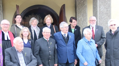 Bei der Jubelkonfirmation waren dabei: (hinten, von links) Sabine Küspert, Alma Pfletscher, Lotte Darr, Sigrid Knopf, Helmut Kluwe sowie (vorne, von links) Pfarrer Silfredo Dalferth, Manfred Wohlrab, Rebecca Villwock, Hermann Pöhlmann, Karl Schübel, Gertraud Neumann und Werner Schübel. (Bild: Isgard Forschepiepe/exb)