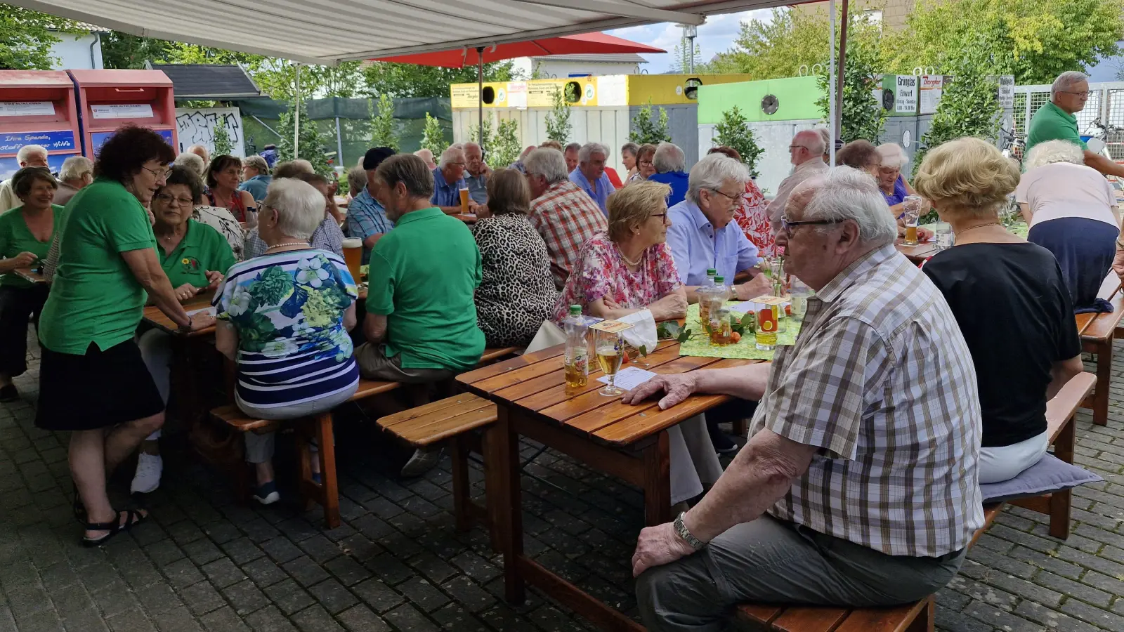 Beim Weinfest der „Krumpes”-Siedler waren alle Bänke, sowohl im Außenbereich als auch im Gerätehaus, ständig besetzt. (Bild: Manfred Höcht)