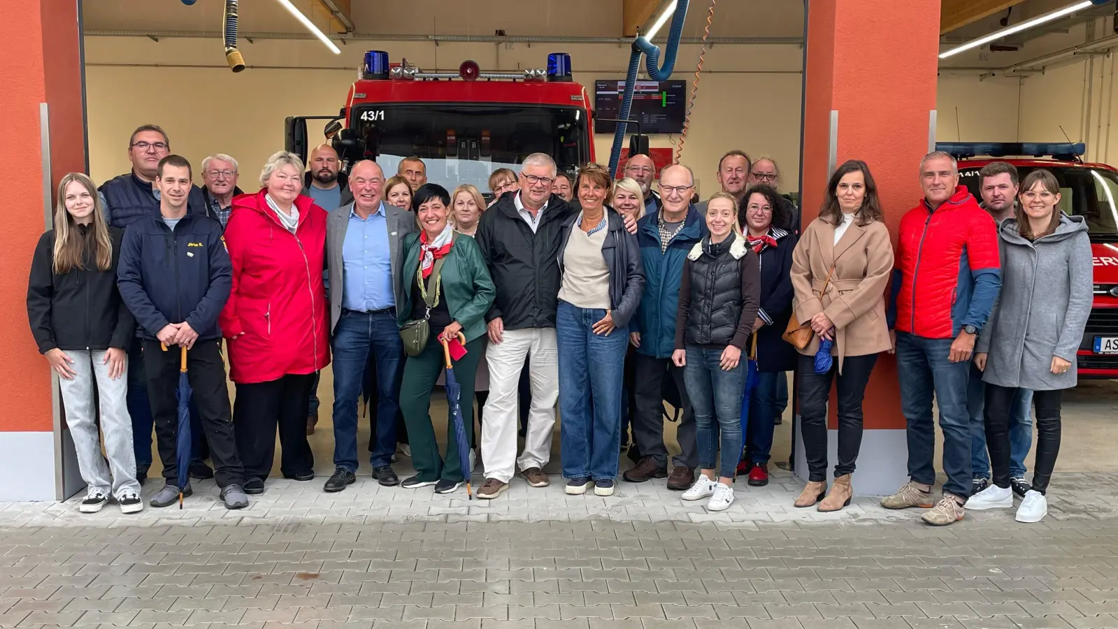 Besuchergruppe aus Holysov mit ihren deutschen Gastgebern im neu errichteten Feuerwehrhaus Theuern. Mit dabei der beiden Bürgermeister Alena Burianova (5.v.li.) und Roland Strehl (7.v.li.). (Bild: Michael Amann)