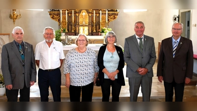 die zwei Frauen und vier Männer, welche bei einem Festgottesdienst in der Kirche in Kastl die Diamantene und Konfirmation begehen konnten (Bild: no)