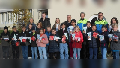 Glückliche Gesichter bei den Kindern der 4. Jahrgangsstufe nach bestandener Fahrradprüfung.  (Bild: Brigitte Englhard-Stein)