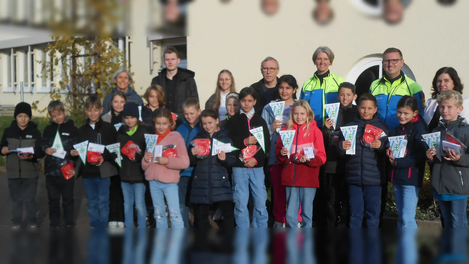 Glückliche Gesichter bei den Kindern der 4. Jahrgangsstufe nach bestandener Fahrradprüfung.  (Bild: Brigitte Englhard-Stein)