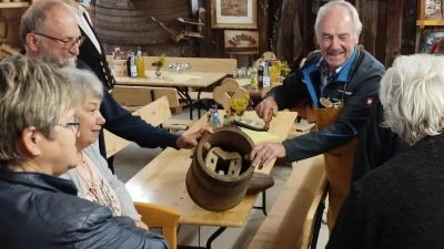 Herbert Konrad (rechts) vom Arbeitskreis zeigte den Besuchern das kleine „Museum”. (Bild: Landratsamt Tirschenreuth/Florian Preisinger/exb)
