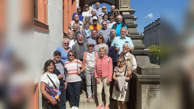 Gruppenfoto der Reisegruppe vor dem Rathaus in Plauen (Bild: Birgit Zant)
