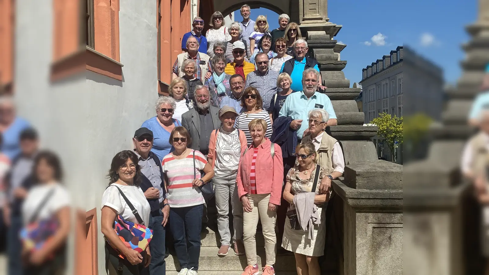 Gruppenfoto der Reisegruppe vor dem Rathaus in Plauen (Bild: Birgit Zant)