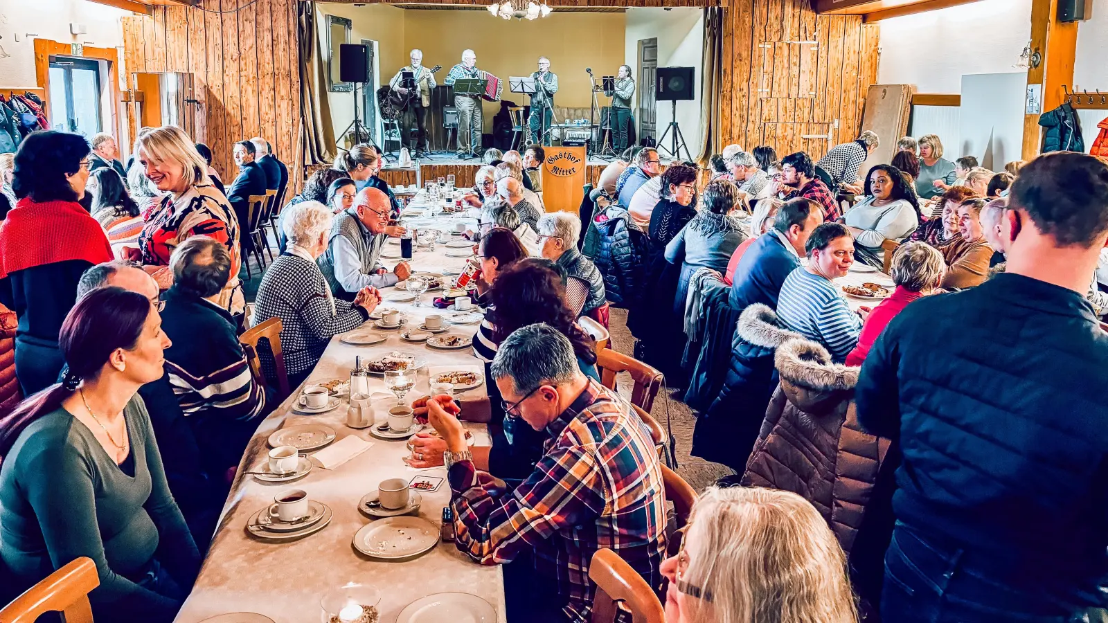 Die Jura-Werkstätten feiern die Adventszeit mit Werkstatt-Mitarbeitenden und Angehörigen. (Bild: Mariella Kramer)