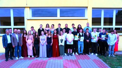 Klassenlehrerin Katja Allert (rechts) und Rektorin Helga Gradl (3.v.rechts) verabschiedeten mit den Bürgermeistern Josef Weinfurtner, Matthias Huger, Hans Ram und Hubert Blödt (von links) die 28 Entlass-Schüler der MS Ensdorf (Bild: Lothar Trager)