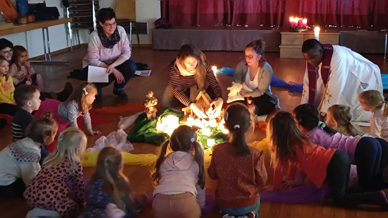 Der Kleinkindergottesdienst in der Pfarrei Immenreuth brachte viel Licht ins Dunkel. (Bild: mez/exb)