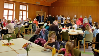 Ein Blick in den Saal, in dem der Frauenbund mit ihren Mitgliedern einen besonderen Nachmittag veranstaltet haben. Torten und Kuchen für alle, da mussten sich die Hausfrauen zu Hause nicht abplagen und selbst Teig mischen und backen. Jetzt gab es das im Gemeindehaus in zahlreichen Sorten und Geschmäckern. (Bild: Josef Heil)