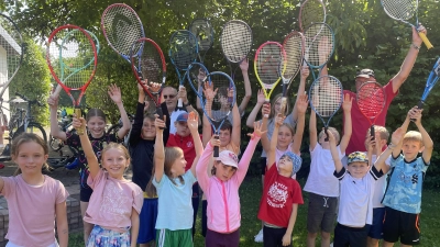 Mit Begeisterung dabei: Die Kinder beim Tennis-Ferienprogramm der DJK Ursensollen (Bild[M]: Herbert Wagner)