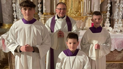 Lukas Seidl (vorne) wurde in die Schar der Ministranten aufgenommen. Darüber freuen sich Pfarrer Markus Bruckner (hinten) und die Messdiener. (Bild: bkr/exb)