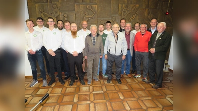 Lukas Bruischütz (Dritter von links) mit seiner Truppe und den Geehrten führt in den nächsten zwei Jahren den Burschenverein Altenstadt/WN.  (Bild: adj)