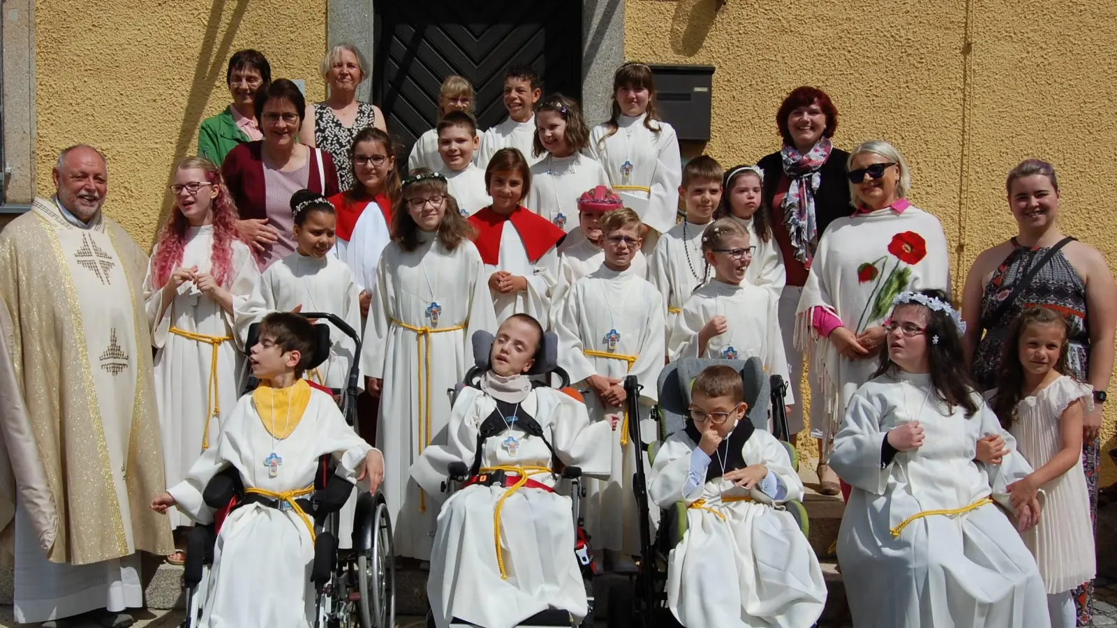 17 Kinder aus der Schule im Heilpädagogischen Zentrum Irchenrieth feierten mit Pfarrer Alfons Forster in der Pfarrkirche in Michldorf Erstkommunion.  (Bild: Albert Gruber)