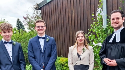 Konfirmation in Waldershof: Das Bild zeigt von links die Konfirmanden Till Tropitzsch, Simon Lippert und Fiona-Sina Klaubert mit Pfarrer Michael Röll. (Bild: Oswald Zintl/exb)