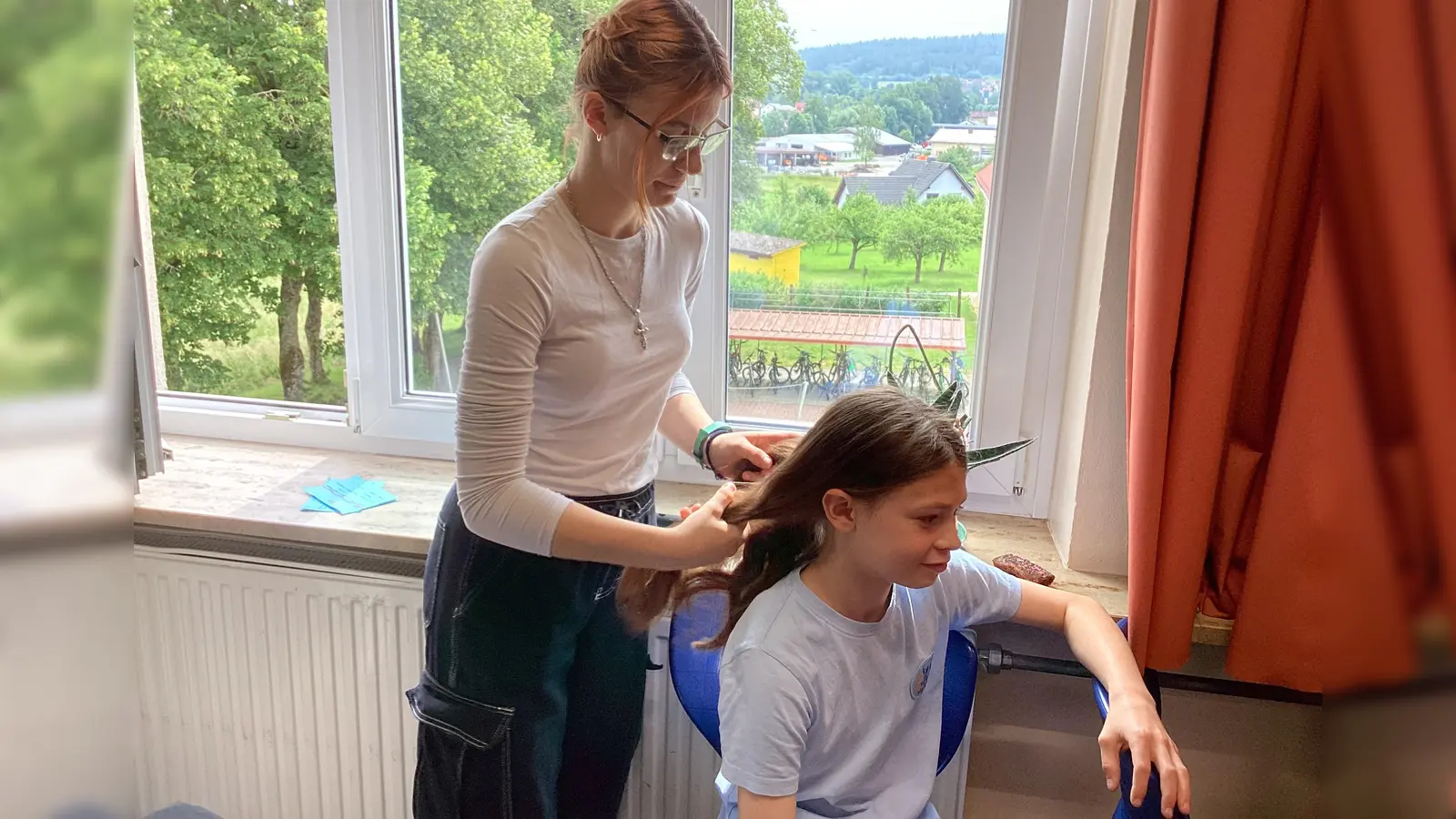 Wer wollte, konnte sich bei der von den Achtklässlern der Realschule Auerbach organisierten Messe auch frisieren lassen und so den Beruf des Friseurs kennenlernen.  (Bild: Katja Mandel/exb)