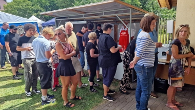 Die Gäste standen Schlange für das Mittagessen. Rollbraten mit Kartoffelsalat war der Renner. Viele ließen daheim die Küche kalt – und feierten lieber mit dem Schnupferclub Latsch. (Bild: Reinhard Kreuzer)