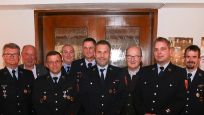 Die Gemeinde Kümmersbruck ehrt Funktionäre der Feuerwehr Haselmühl (von links): Wolfgang Scharl, Bürgermeister Roland Strehl, Matthias Thau, Christian Fellner, Vorsitzender Florian Könner, Michael Weber, Dritter Bürgermeister Hubert Blödt, Rudi Schüller und Kommandant Michael Reindl. (Bild: egl)