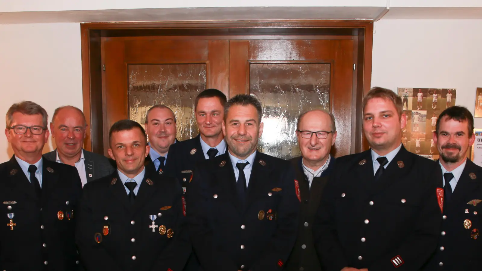 Die Gemeinde Kümmersbruck ehrt Funktionäre der Feuerwehr Haselmühl (von links): Wolfgang Scharl, Bürgermeister Roland Strehl, Matthias Thau, Christian Fellner, Vorsitzender Florian Könner, Michael Weber, Dritter Bürgermeister Hubert Blödt, Rudi Schüller und Kommandant Michael Reindl. (Bild: egl)