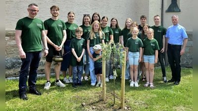 Die Ministranten pflanzten im Rahmen der Baum-Pflanz-Challenge neben der Pfarrkirche einen Baum. (Bild: Simone Maschke)