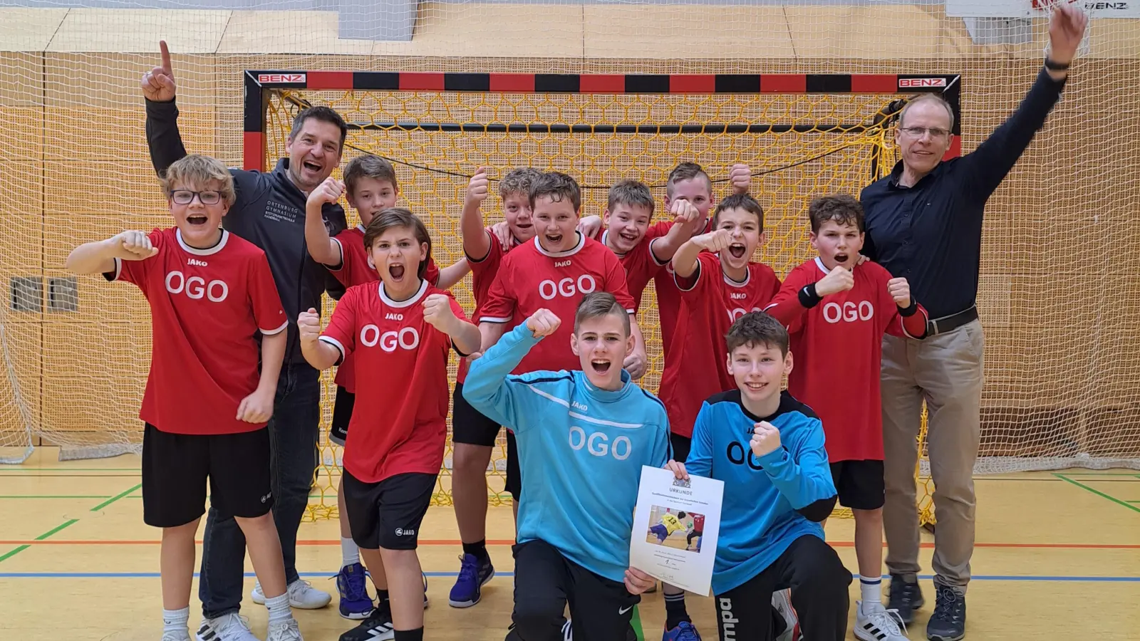 Die Begeisterung über den Titel „Nordbayernmeister“ kennt keine Grenzen. Mit den erfolgreichen jungen Handballern freuen sich ihr Trainer Michael Teplitzky (links) und Schulleiter Ludwig Pfeiffer.  (Bild: Georg Lang/exb)