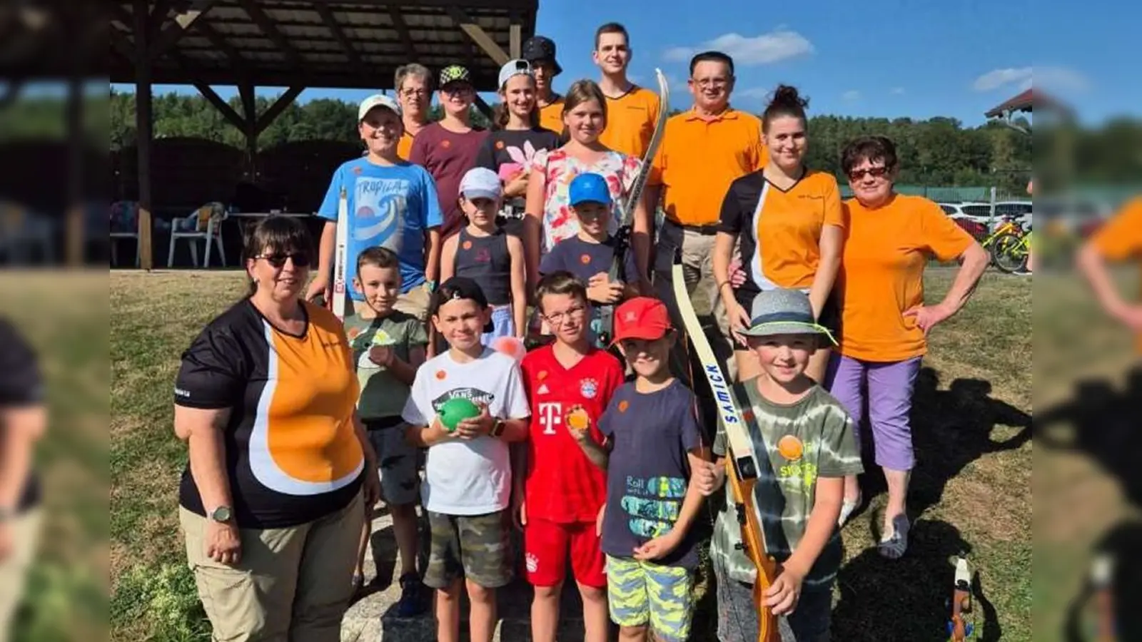 Scharfen Blick, sichere Hand und Verantwortungsbewusstsein braucht es im Bogensport: Dies lernten 13 Kinder bei Ferienprogramm-Schnupperschießen der Pressather Schützengesellschaft Eichenlaub. (Bild: Bernhard Piegsa)