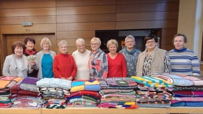 Das Bild zeigt die fleißigen Strickerinnen mit der Vorstandschaft. (Bild: Stilla Schuller)