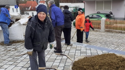 Rege Betriebsamkeit herrscht beim Arbeitseinsatz auf dem Dorfplatz in Kürmreuth. (Bild: wku)