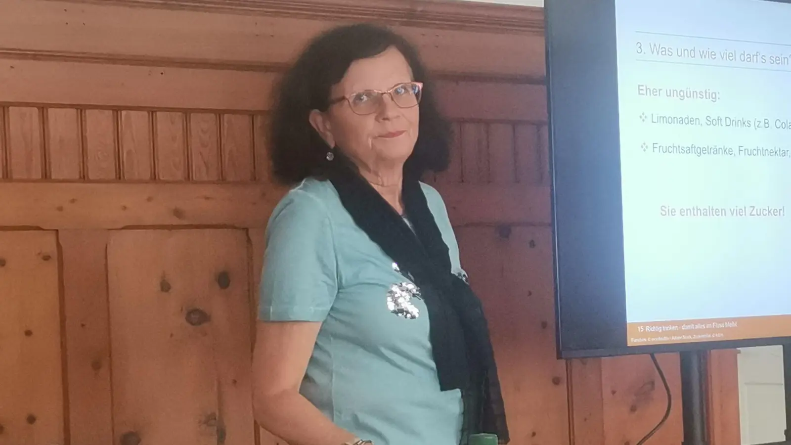 Dipl. Ökotrophologin Gabriele Ludwig veranschaulichte ihre Ausführungen auf Leinwand. (Bild: Annemarie Mösbauer)