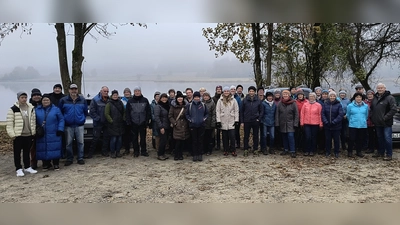 Viele Wanderer scheuten nicht das neblige und kalte Wetter bei der Auftaktveranstaltung mit einer Wanderung um den schönen Silbersee. Mit Bürgermeister Helmut Heumann (rechts). (Bild: Katharina Tratter)