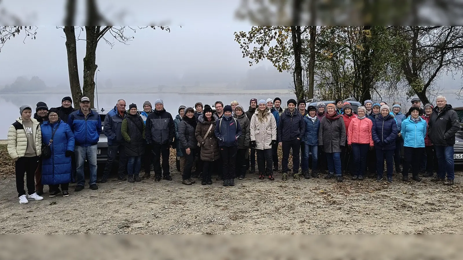 Viele Wanderer scheuten nicht das neblige und kalte Wetter bei der Auftaktveranstaltung mit einer Wanderung um den schönen Silbersee. Mit Bürgermeister Helmut Heumann (rechts). (Bild: Katharina Tratter)