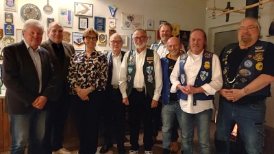 Die Stadträte mit der neuen Vorstandschaft des Polizeimotorradclubs Blue Knights Germany VII - von links Hans Forster, Wolfgang Pausch, Sabine Zeidler, Ernst Mayr, Georg Arnold, Anton Braun, Horst Skupin, Werne Weyers und Willy Thiermann (Bild: Georg Arnold)