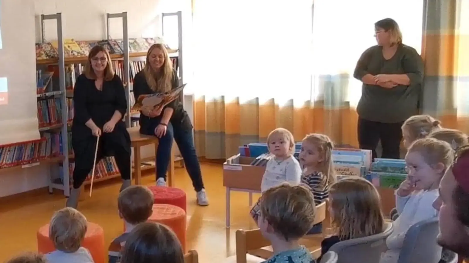 Beim Bilderbuchkino in der Gemeindebücherei suchten die Kinder mit dem Eichhörnchen nach dem Blätterdieb. (Bild: Karl Ziegler )