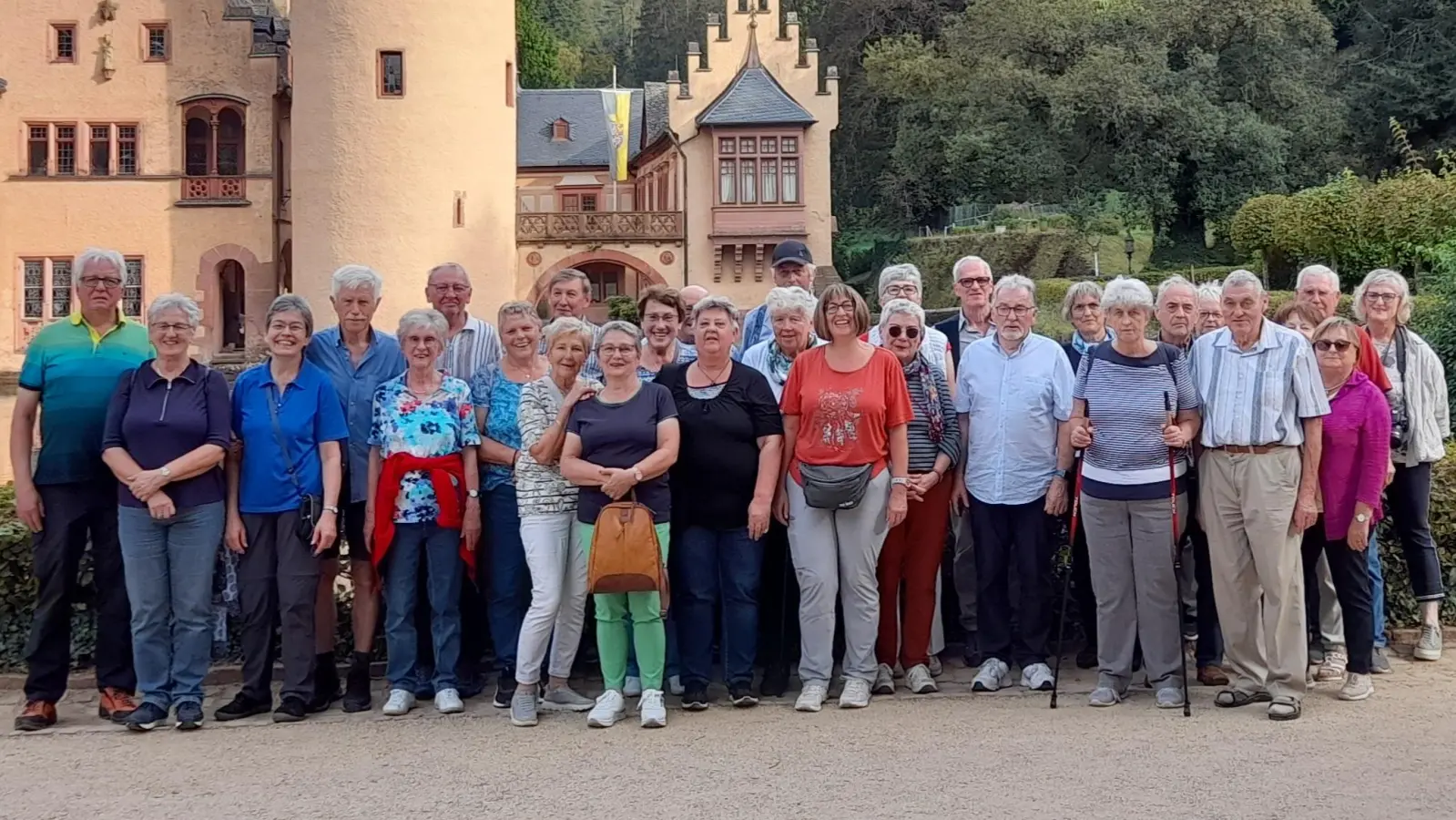 Die Reisegruppe vor dem Wasserschloss Mespelbrunn  (Bild: Sidonia Koller)