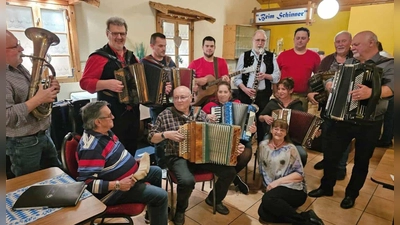 Organisiert von Maria Storek (sitzend rechts), spielten Reinhold Brand, Werner Ponnath, Erwin Hornauer, Stefan Hösl, Theo Helgert, Sandro Weber, Sophia Weber, Herbert Storek, Uli Affolter, Marco Hösl, Ludwig Dötsch und Gerd Retzer (von links) schwungvoll auf.<br> (Bild: Musikantenstammtisch Kemnath/exb)