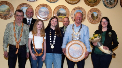 von links: Vorjahreskönig Albert Zölch, Gauschützenmeister Florian Greil, Vorjahresjugendkönigin Celina Beer, Jugendkönigin Anja Zölch, Schützenmeister Bernhard Weber, Schützenkönig Josef Schuller, Schützenliesl Claudia Kutzer (Bild: Renate Bauer- Zölch )