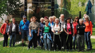 Die Wandergruppe mit fotogenem „Gläsernen Wald” bei der Burgruine Weißenstein <br><br> (Bild: Siegi Filipp )