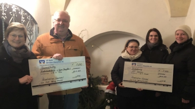 Die Initiatorinnen der Gösselsdorfer Spendenaktion übergeben einen der Schecks an die Kinderkrebshilfe. Im Bild (von links) Monika Pösl, der Vorsitzende der Kinderkrebshilfe Oberpfalz-Nord, Herbert Putzer, Denise Schmal, Katharina Ott und Anja Holzgartner.<br> (Bild: Monika Pösl/exb)