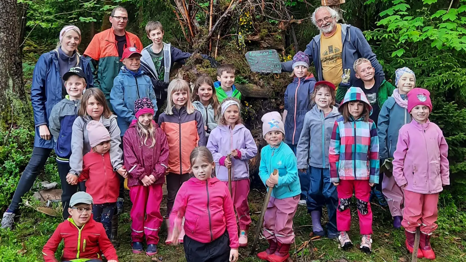 Mit viel Kreativität und Engagement haben 19 Kinder aus Waldmaterial eine Burg geschaffen. (Bild: Fichtelgebirgsverein/exb)