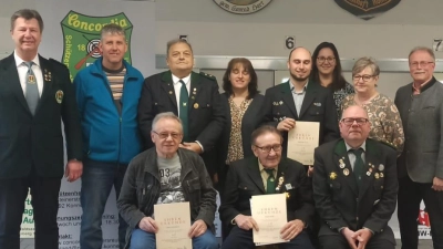 Bei der Jahresversammlung der Konnersreuther Schützen gab es auch Auszeichnungen. Im Bild die geehrten Mitglieder mit Gauschützenmeister Manfred Zölch (stehend, links) sowie Bürgermeister Max Bindl (stehend, rechts) und Vorsitzendem Martin Dietz (sitzend, rechts). (Bild: Martin Dietz/Schützenverein/exb)