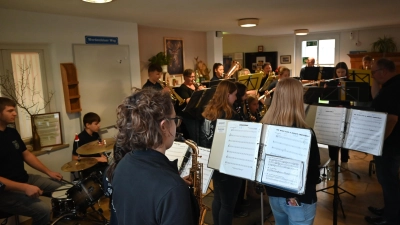 Die Musiker des Jugendorchesters der Werkvolkkapelle Schlicht umrahmten das Weihnachtskonzert mit traditionellen sowie modernen Weihnachtsliedern. Als Zugabe gab es auf Wunsch der Zuhörer wieder einmal einen Marsch. (Bild: Sabine Kredler)