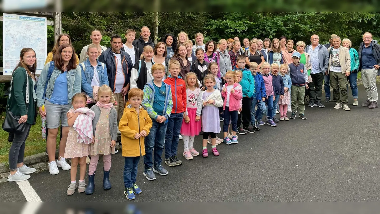 Rundum begeistert waren Kinder wie Erwachsene vom Familienschauspiel „Pippi Langstrumpf” bei den Luisenburgfestspielen. Der CSU-Ortsverband hatte dazu unter Leitung von Stadtrat Dr. Hans-Jürgen Schönberger (r.) und seiner Frau Rosi eingeladen. (Bild: Werner Schulz)