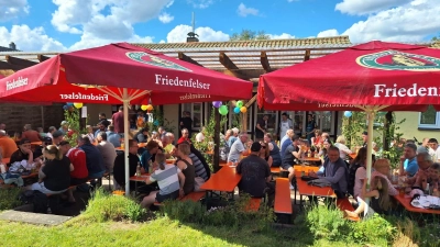 Viele Besucher kamen zum Pfarrfest der Pfarrei Friedenfels. (Bild: Pfarramt Friedenfels/exb)